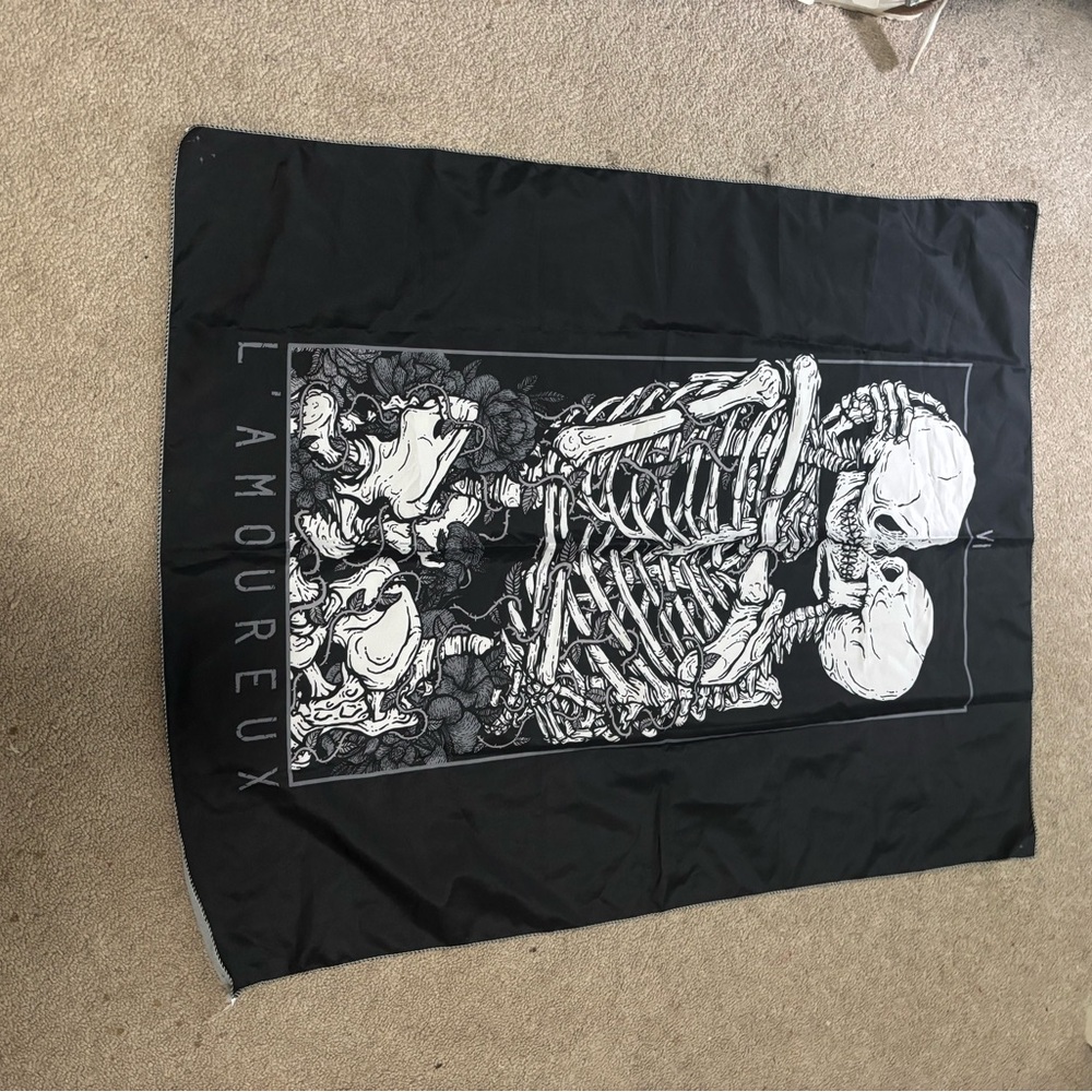 SHEIN Black and White Skeleton Wall Tapestry